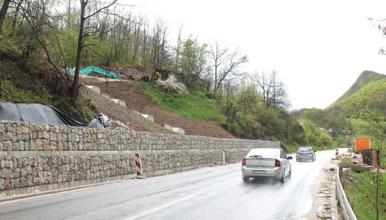 Камени зид чува магистралу у Дражевићима