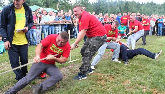 Одмериће снагу и спретност - села припремају екипе на косидби и у шуми