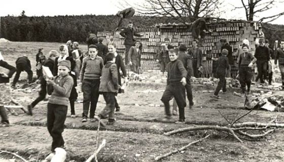 Ђаци на градилишту школе у Катићима 1962. године