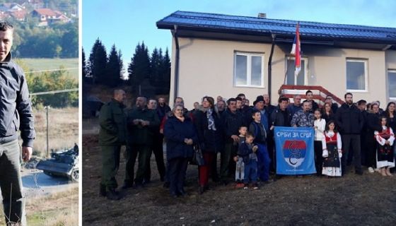 Новинар Зоран Шапоњић и нова кућа Којовића на Пештери, фото: З. Шапоњић