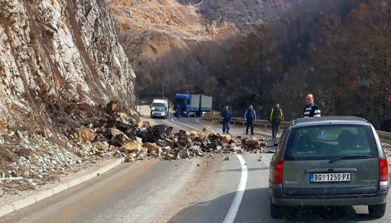 Стене затрпале део саобраћајнице код Нове Вароши, Фото:ПП Медиа