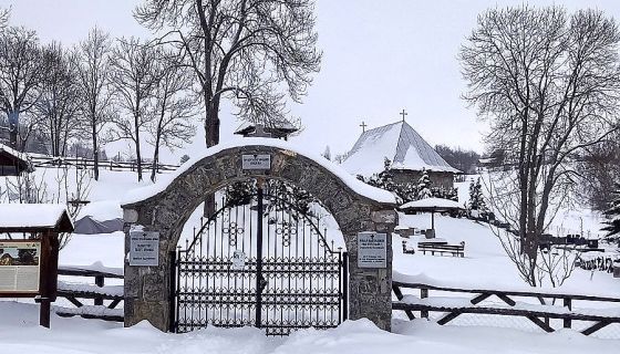 Само уска пртина до капије  манастира Дубница  (Фото: Филип Бјелић)