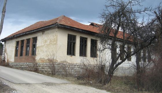 Школа у Сеништима отворена 1933. па дограђивана (Фото: Д. Гагричић)