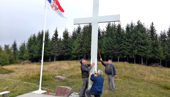 Дуг јунацима - подизање крста на Чемерници (Фото: М. Караклајић)