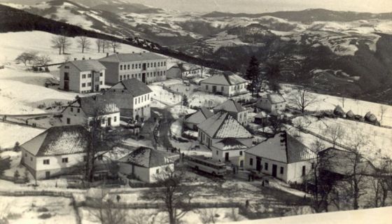 Нова и стара школа у Катићима, пре 60 година (Фото: Књига „Светионици знања око Мучња“)