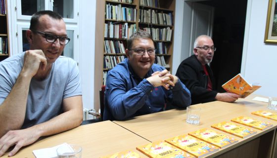 Прва промоција прве књиге – аутор и издавач Рајко Мартиновић (у средини)   (Фото: Д. Гагричић)