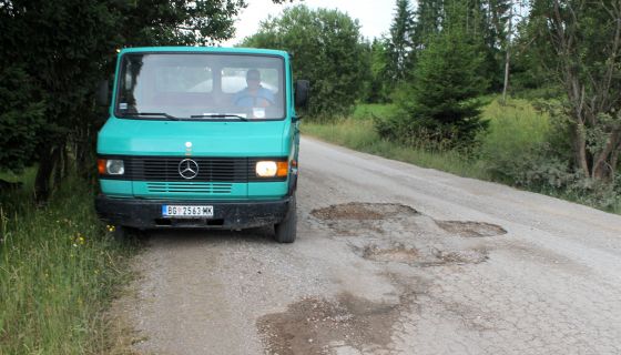 Рупе узимају данак - оштећење возила и спор превоз  (Фото: Д. Гагричић)
