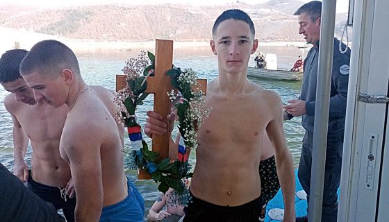 Борис Ботић (16) допливао први до Часног крста (Фото: Ж. Дулановић)