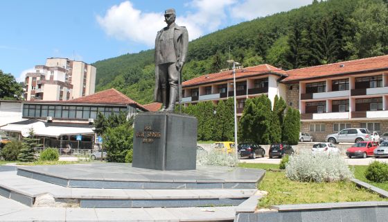 Уместо ружа  –  коров, а  мермерне плочице оштећене