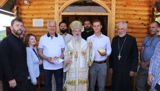 Кумови Славе са владиком Атанасијем и свештенством