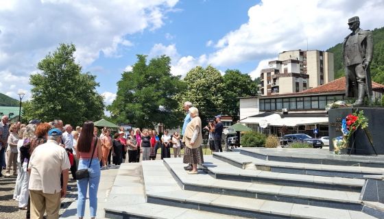 Код споменика војводи на градском тргу (Фото: Р. Поповић)