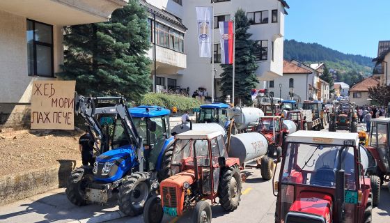Жеђ мори - трактори у Карађорђевој улици (фото: Д. Гагричић)