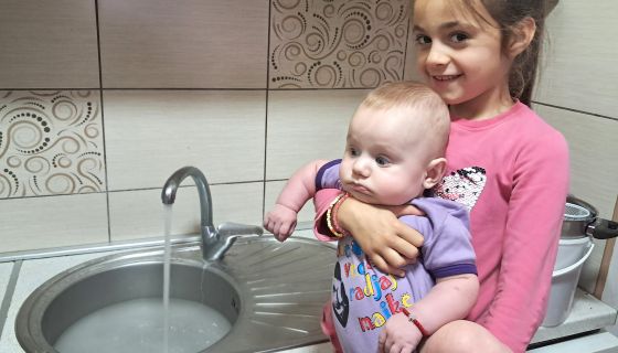 Потекло је: Николина (5) и петомесечни Петар Јелић (Фото: Д. Гагричић)