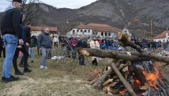 Налагање бадњака код цркве у Бистрици (Фото: Ж. Дулановић)