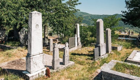 Камена књига ратника на гробљу у Рутошима