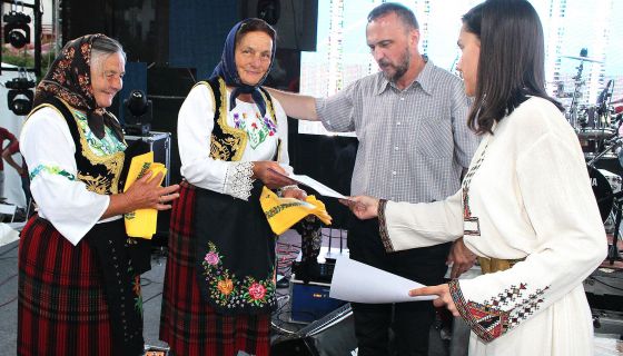 Са сабора певања – Радојица Перишић уручује награде